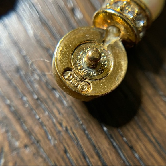 𝐁𝐔𝐘 𝐎𝐑 𝐁𝐘𝐄 @ 2pm EST💥‼️ Christian Dior Pearl necklace w/ button closure - Picture 5 of 8
